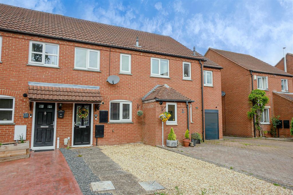 Property photo 1 of 11 Approach