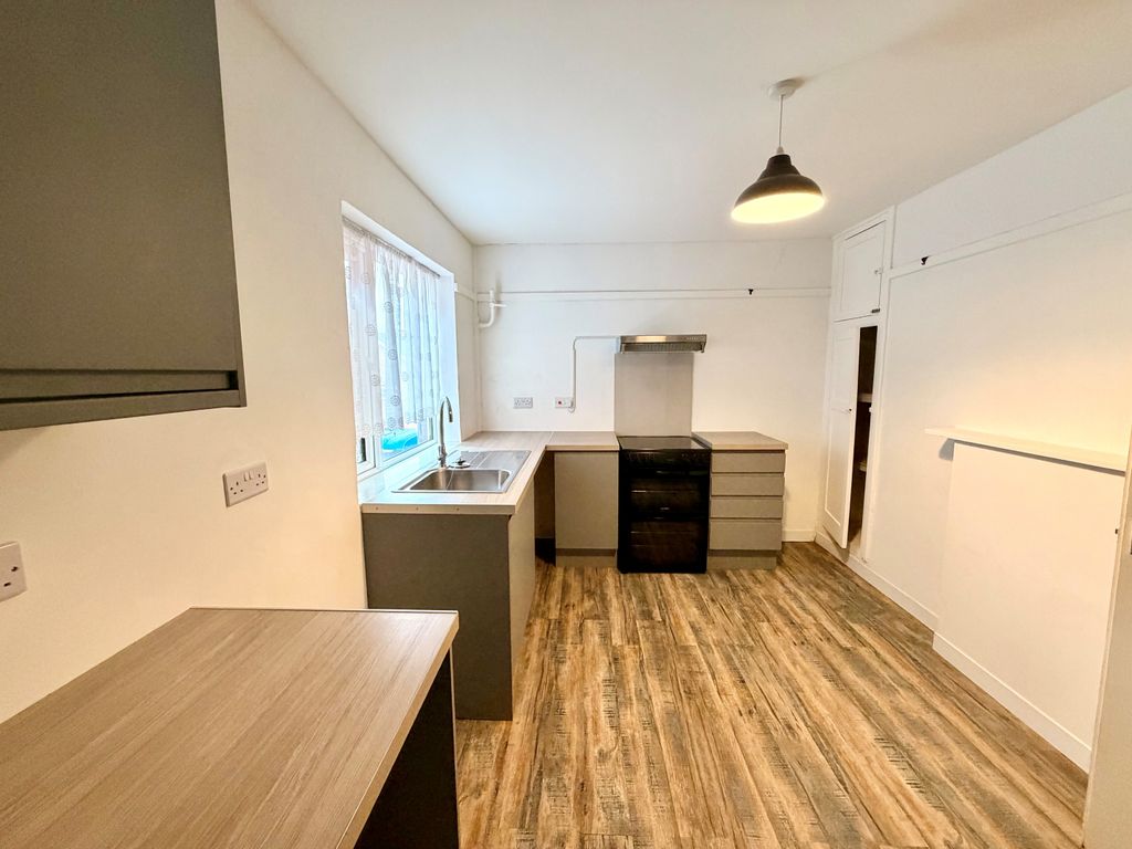 Property photo 1 of 7 Kitchen