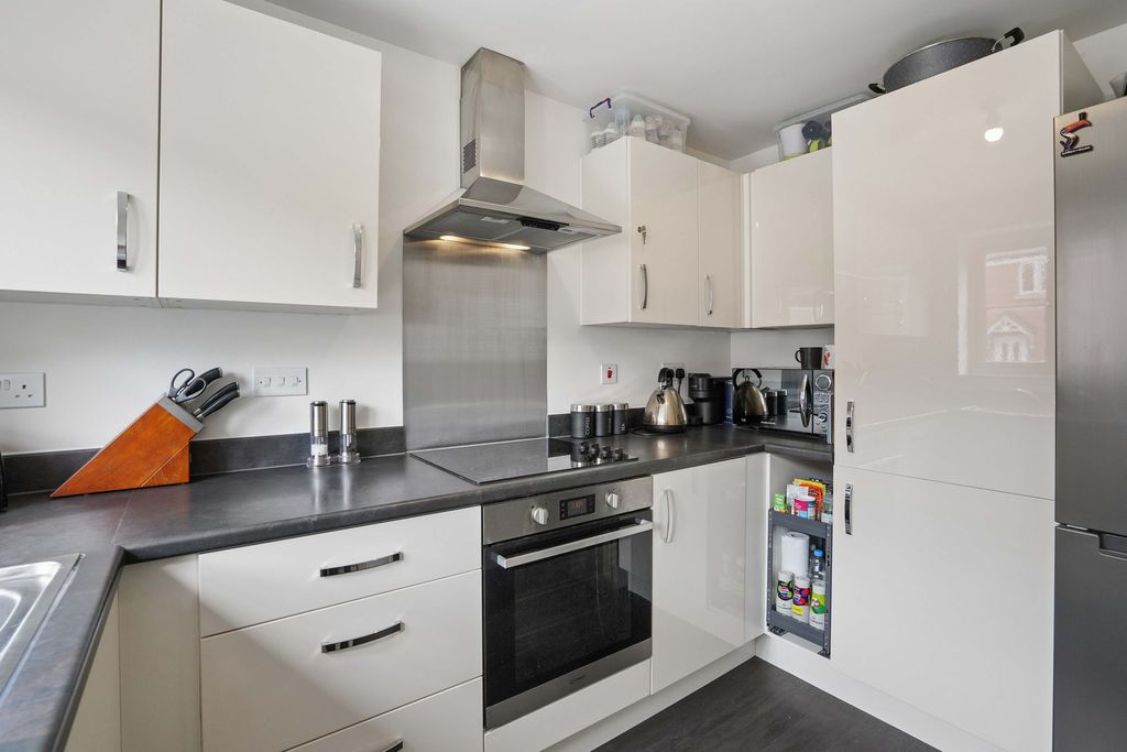 Property photo 3 of 11 Kitchen