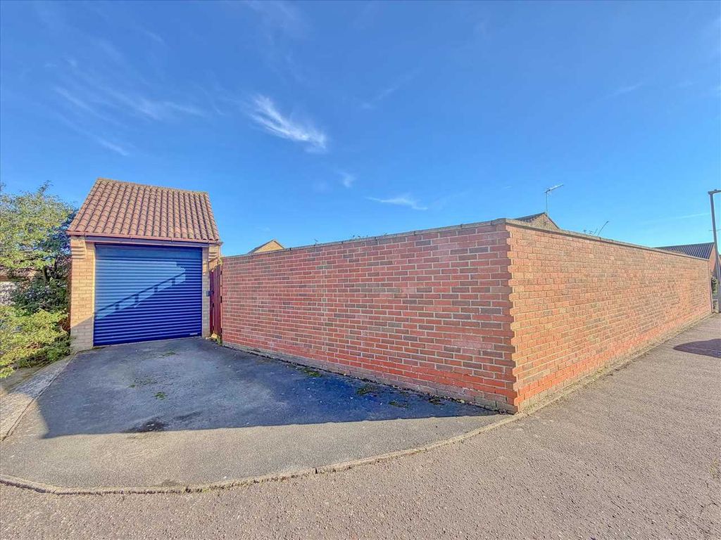 Property photo 2 of 18 Garage &amp; Off Road Parking