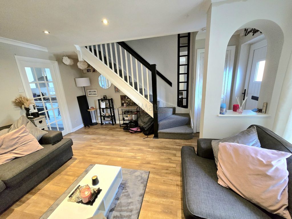 Property photo 3 of 15 Lounge