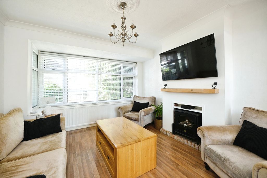 Property photo 2 of 15 Through Lounge