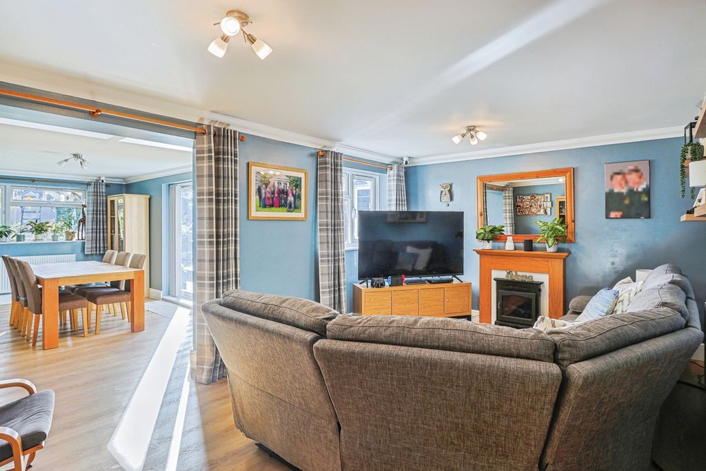 Property photo 3 of 17 Lounge