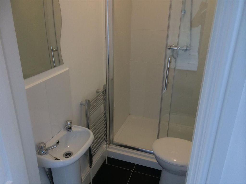 Property photo 2 of 5 Bedroom A 2 .Jpg