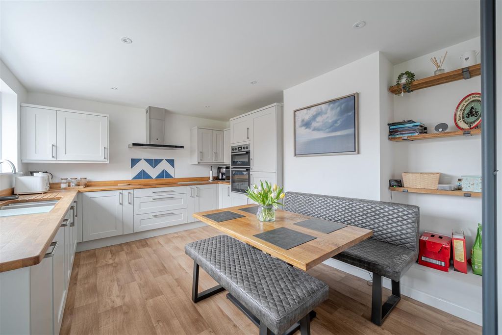 Property photo 3 of 15 Kitchen/Dining Room