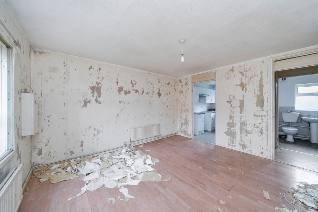 Property photo 3 of 20 Flat 77 New Road, Datchet, Slough,Sl3 9Ja