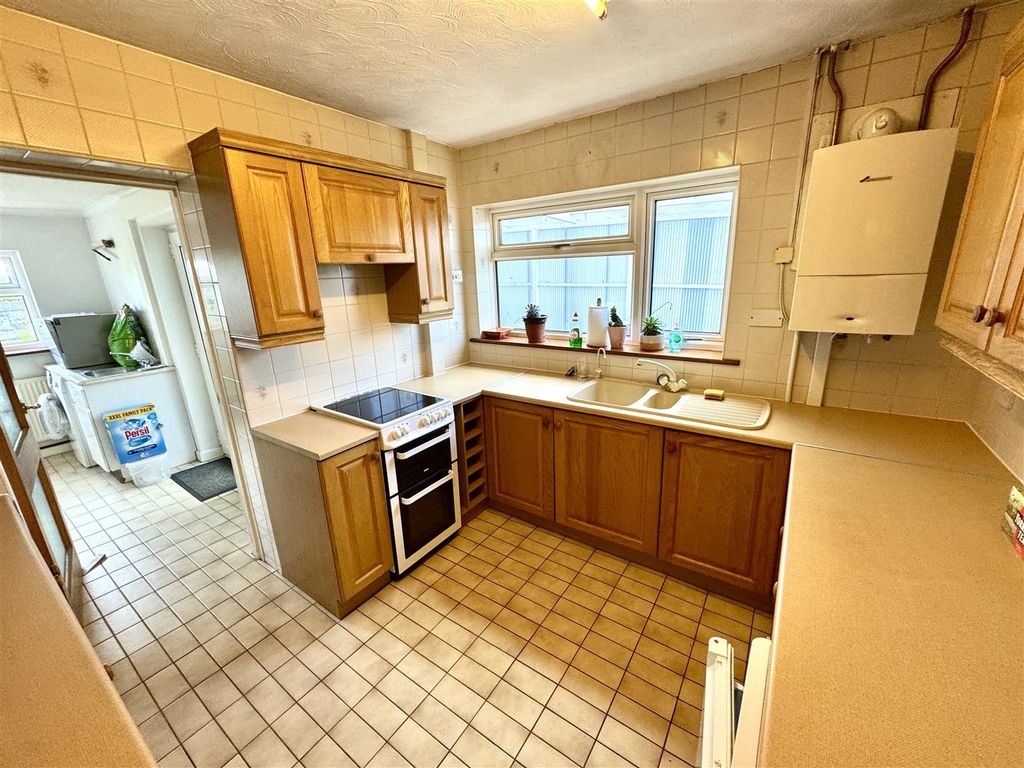 Property photo 3 of 19 Kitchen