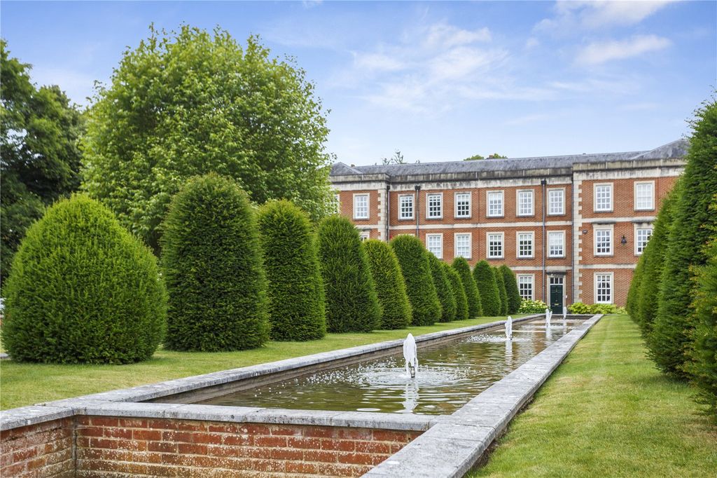 Property photo 1 of 17 Peninsula Square