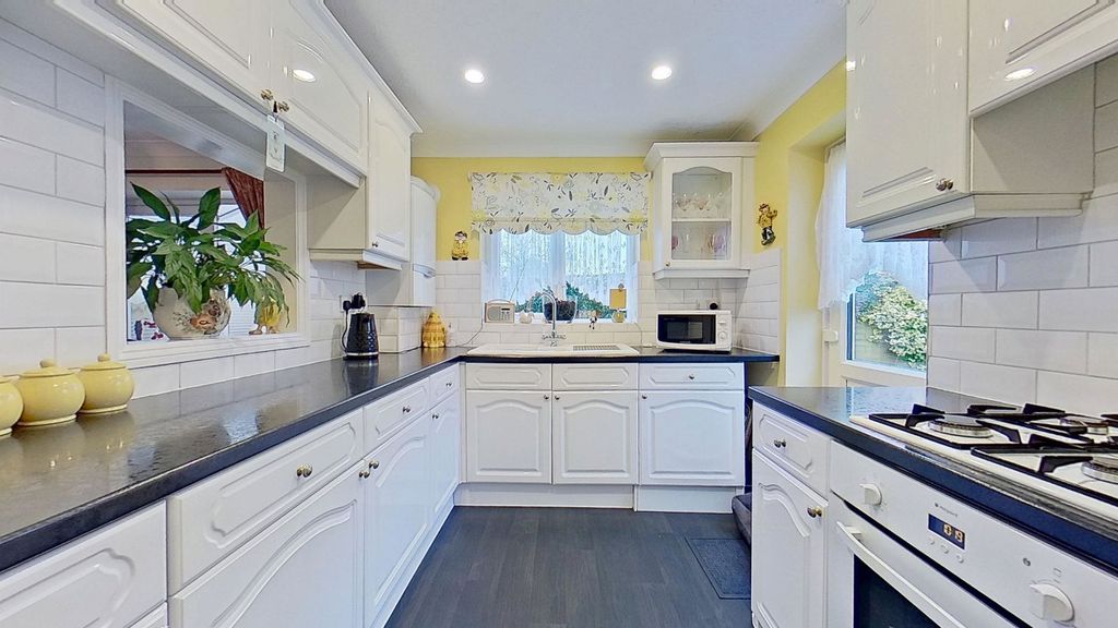 Property photo 2 of 27