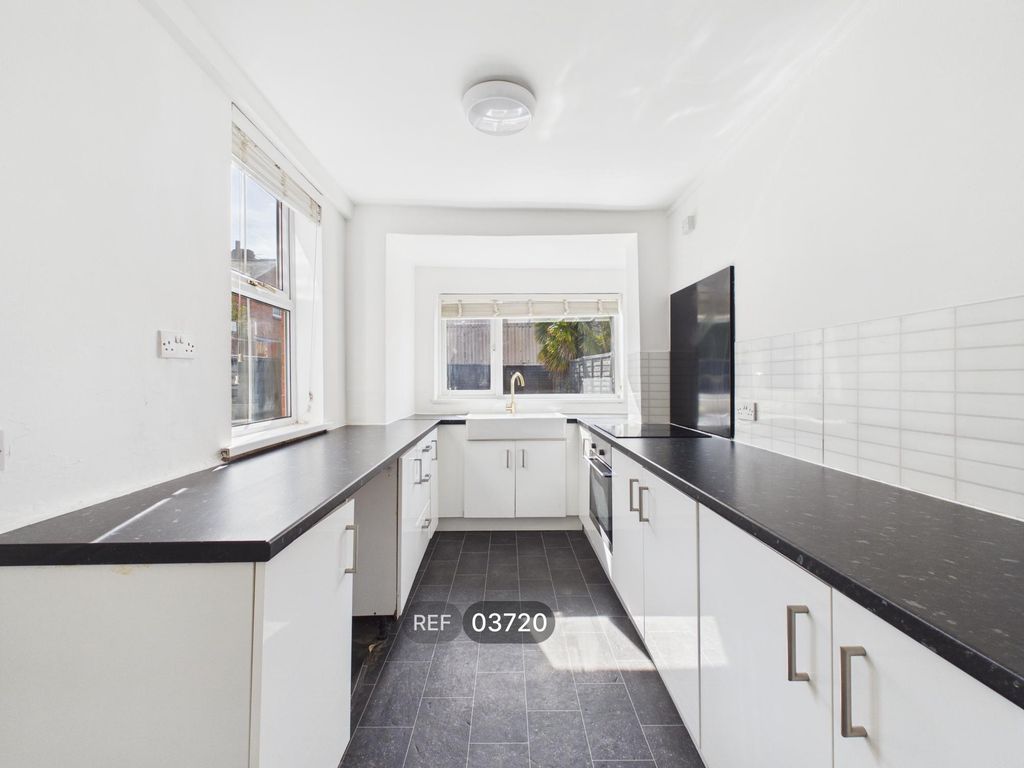 Property photo 3 of 14 Kitchen