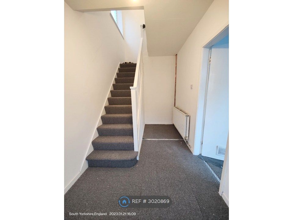 Property photo 3 of 14 Hallway