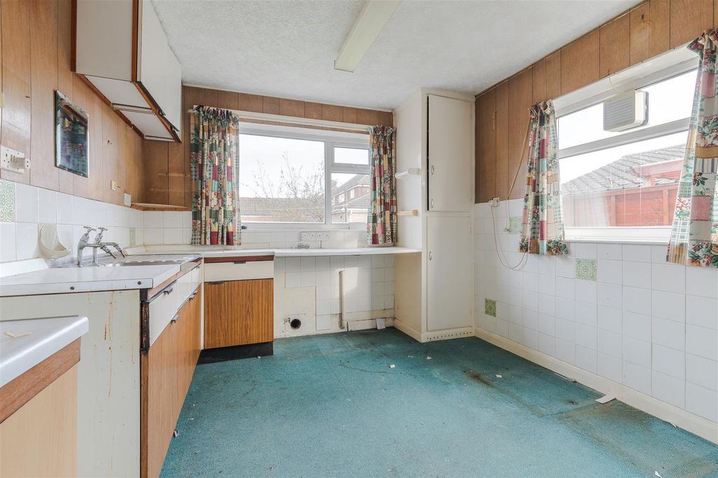 Property photo 2 of 10 Kitchen