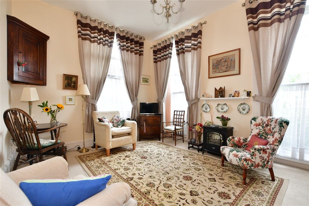 Property photo 2 of 10 Lounge