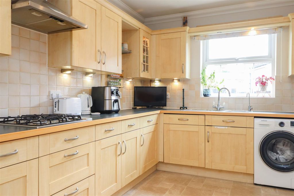 Additional image 9 of 2 bed flat for salePotters Place, Horsham RH12