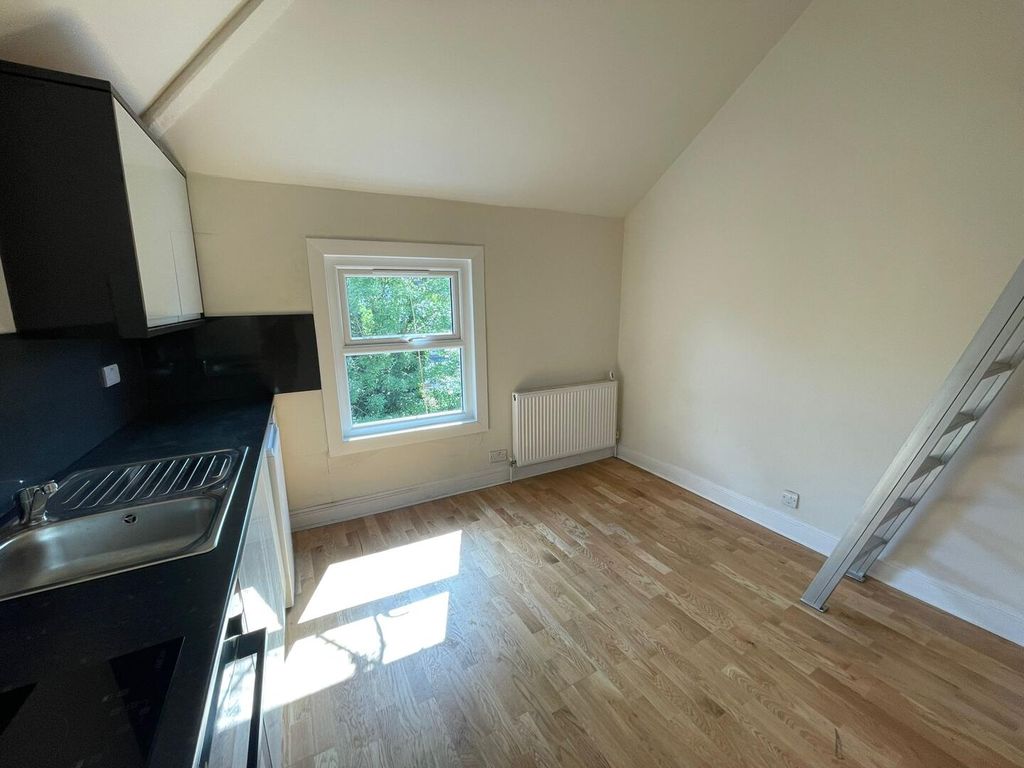Property photo 3 of 9 Loft