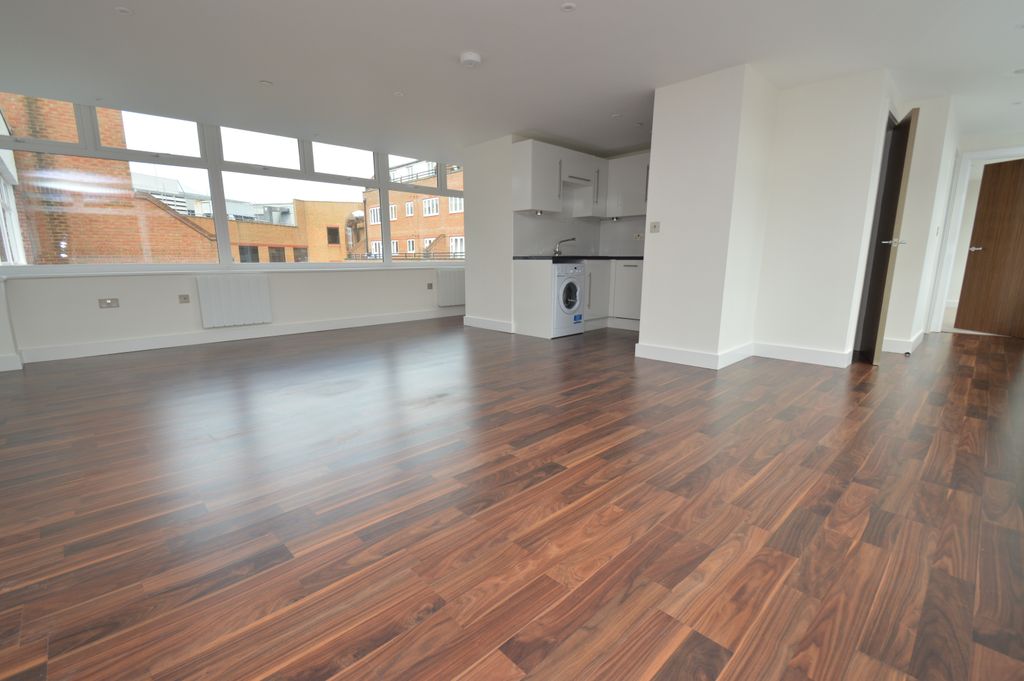 Property photo 3 of 7 32 Zenith House Loun