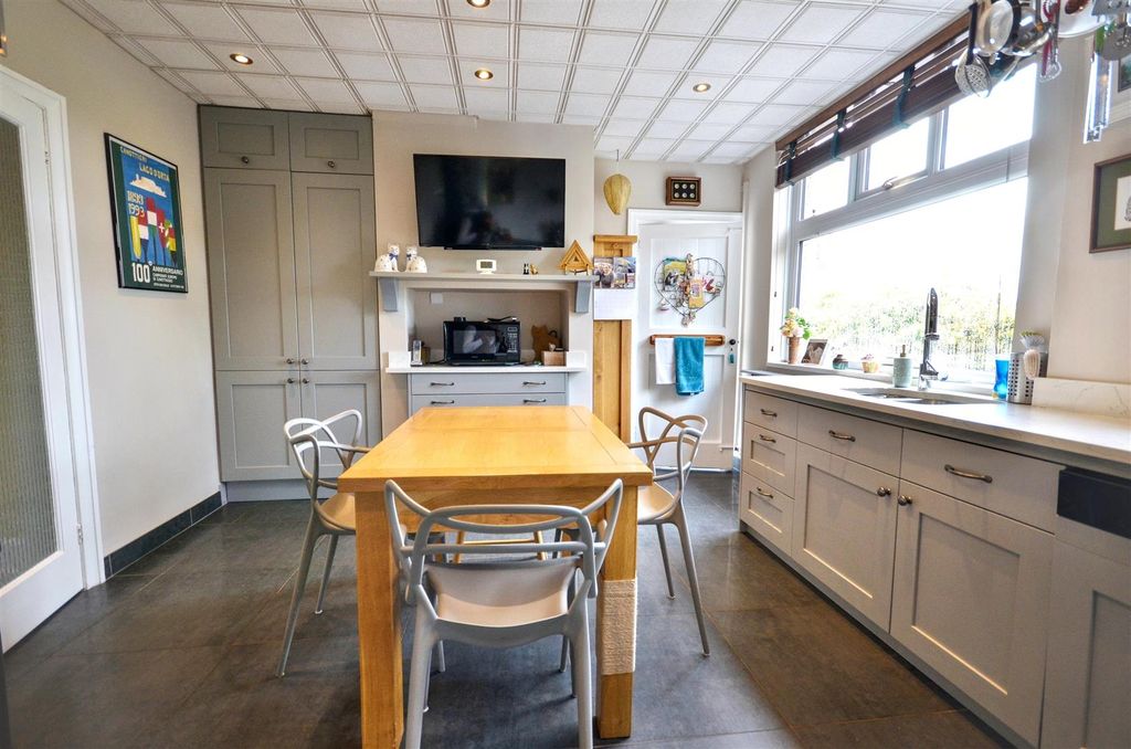 Property photo 3 of 34 Breakfast Kitchen
