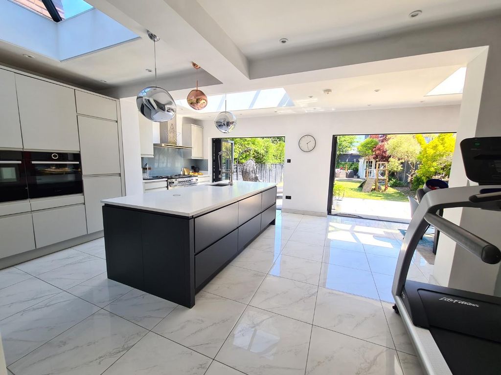 Property photo 2 of 32