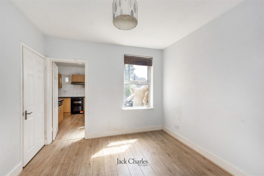 Property photo 3 of 11 30 Woodlands, Tn4 9Hw 003.Jpg