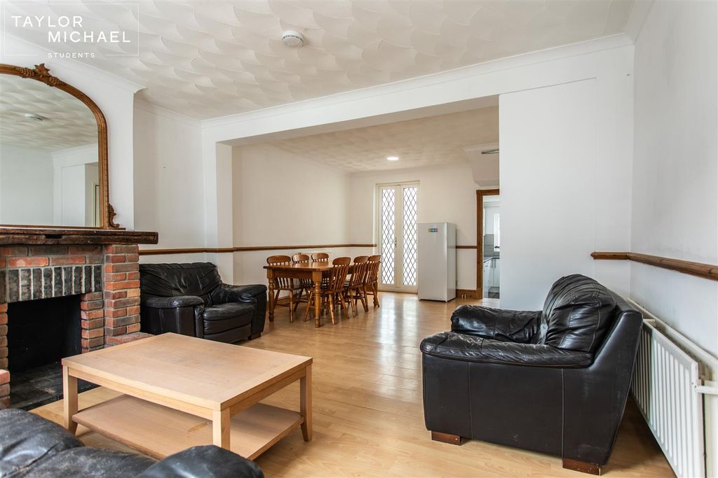 Property photo 2 of 26 Livingroom