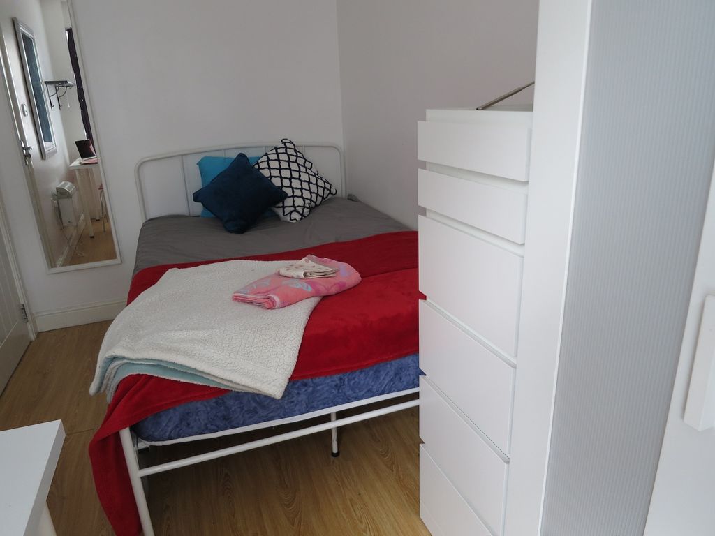 Property photo 3 of 15 A Cozy And Inviting Double Bedroom Featuring A Com...