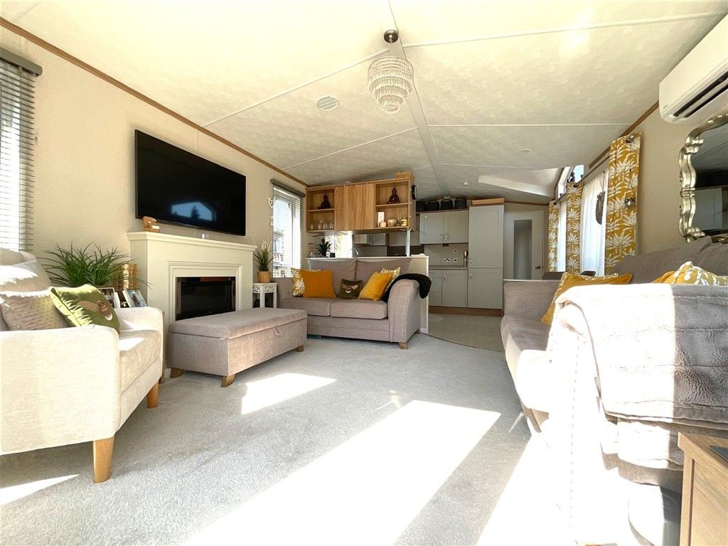 Property photo 3 of 14 Lounge