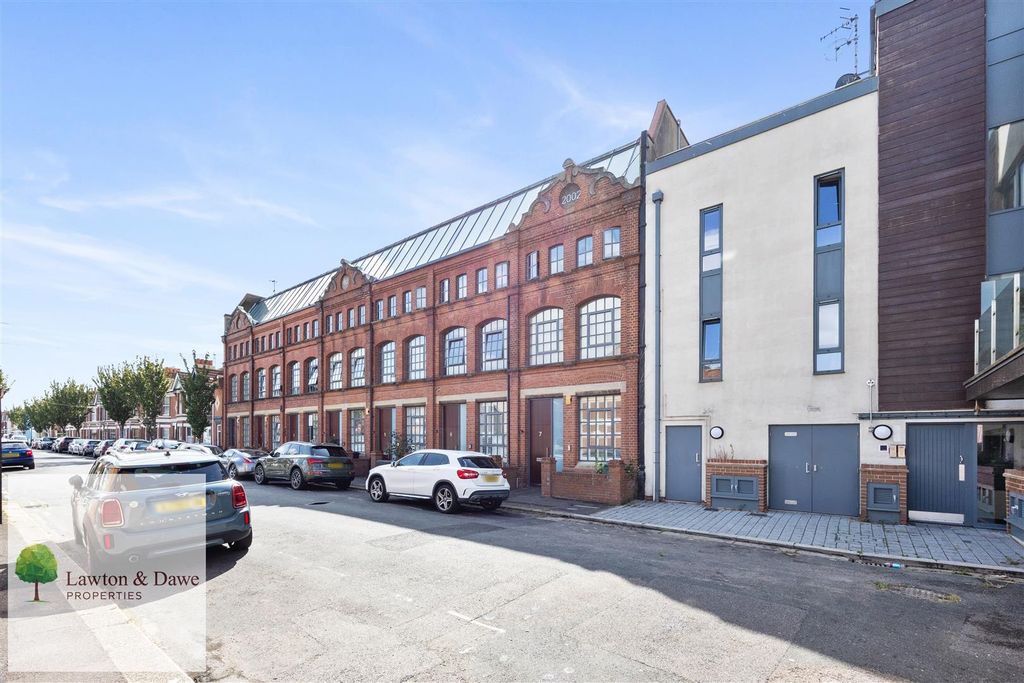 Property photo 1 of 17 Stoneham Road.Jpg
