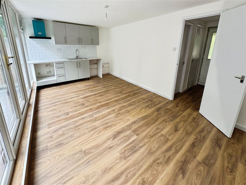 Property photo 2 of 6 Lounge / Kitchen