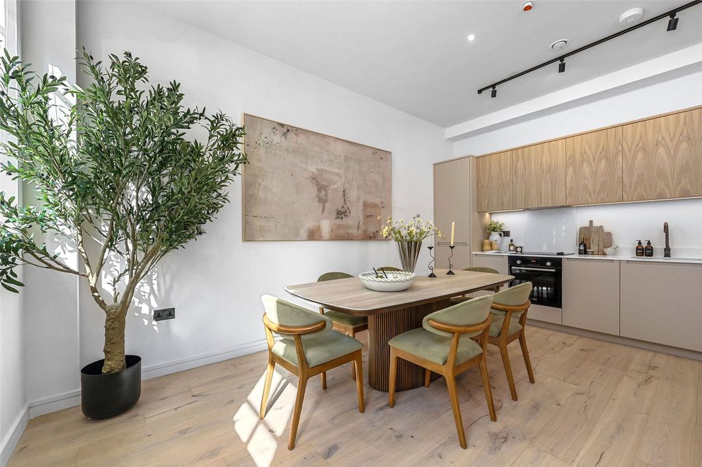 Property photo 3 of 39 Dining Area