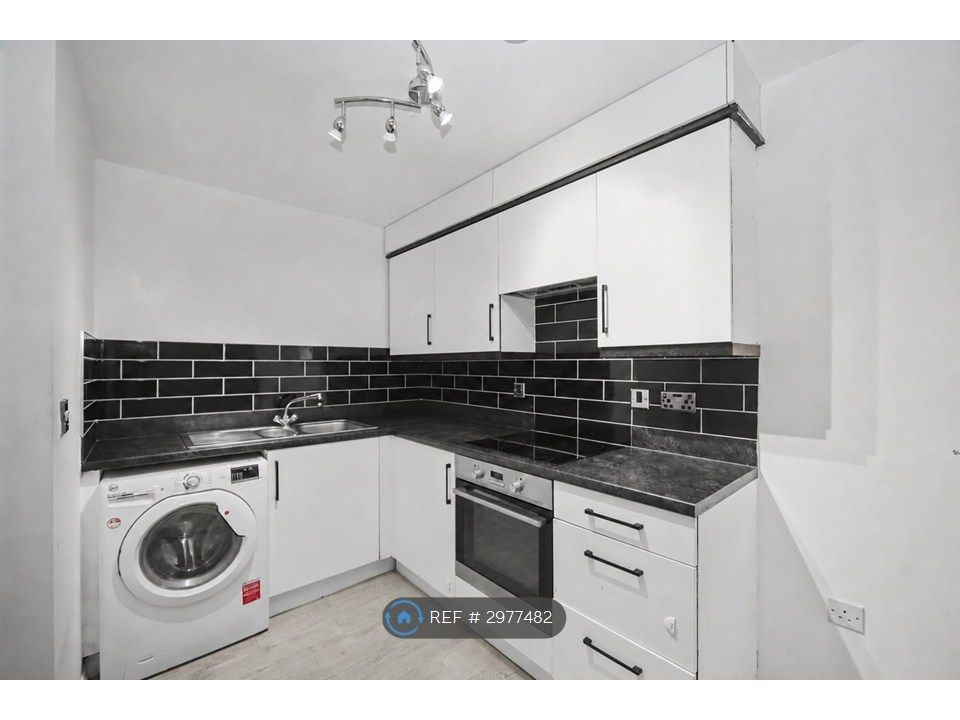 Property photo 3 of 11 Kitchen