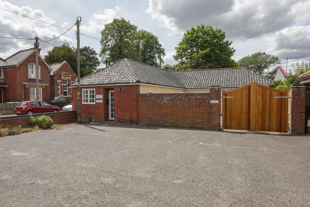 Property photo 1 of 15 Front 2