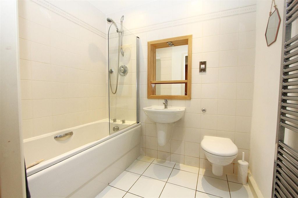 Property photo 3 of 9 House Bath.Jpg