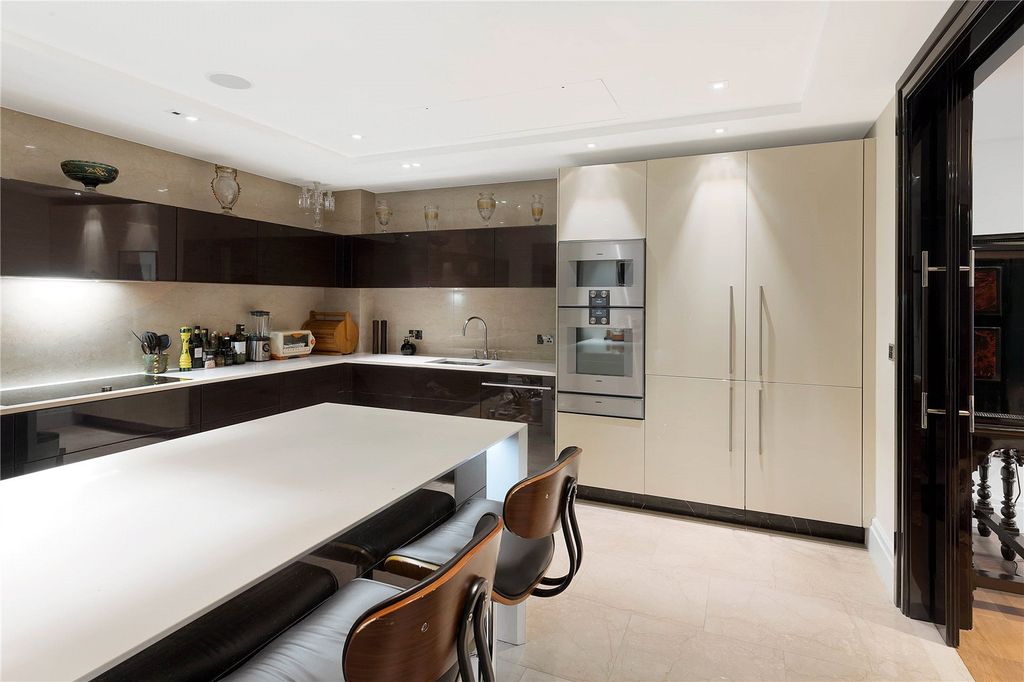 Property photo 3 of 10 Kitchen