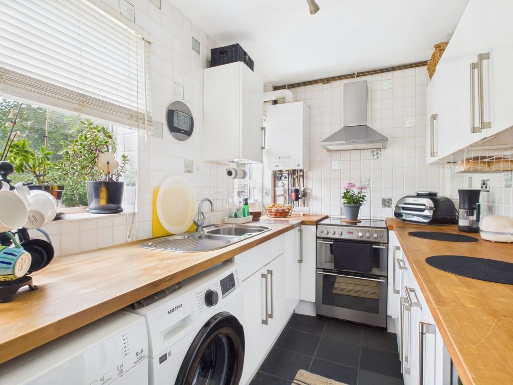 Property photo 3 of 11 Kitchen