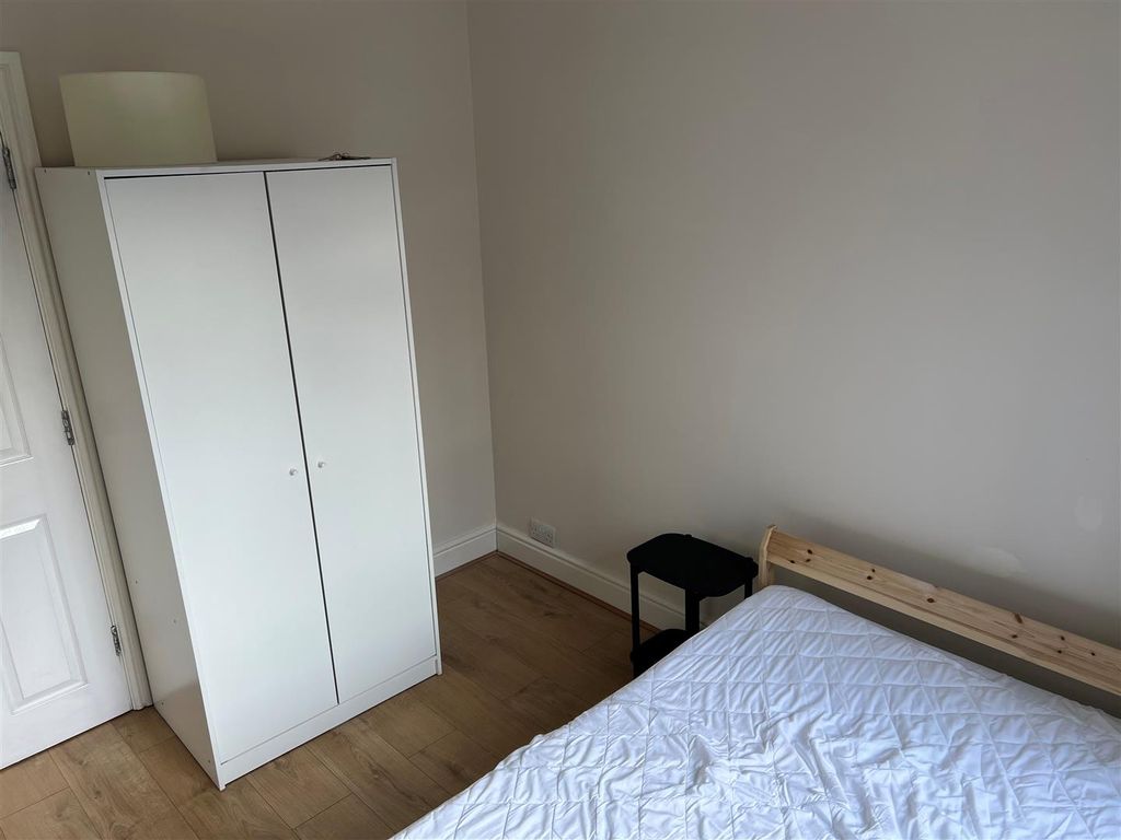 Property photo 2 of 9 11 Walford.Jpg