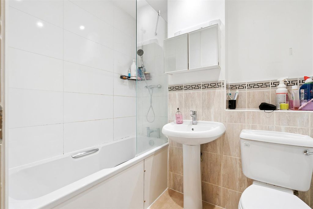 Property photo 1 of 11 12 Mountcombe House Sw19 Bathroom.Jpg