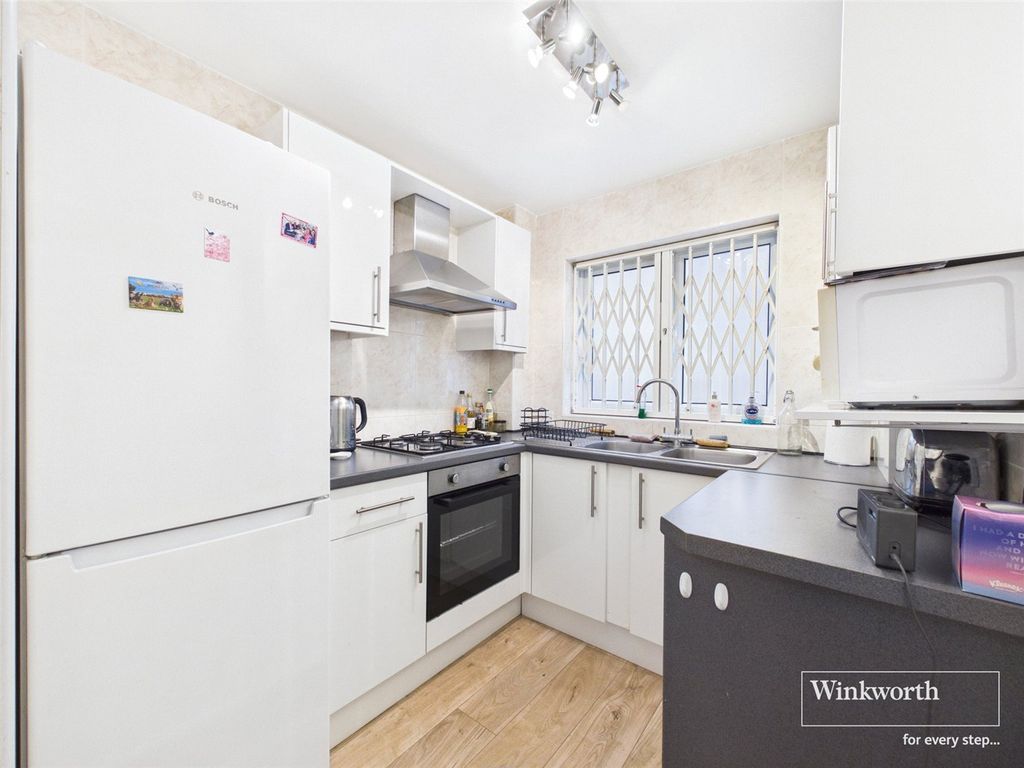 Property photo 3 of 11 Kitchen