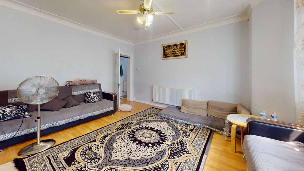 Property photo 3 of 9 21 Vale Court, Acton, London, W3 7Sa