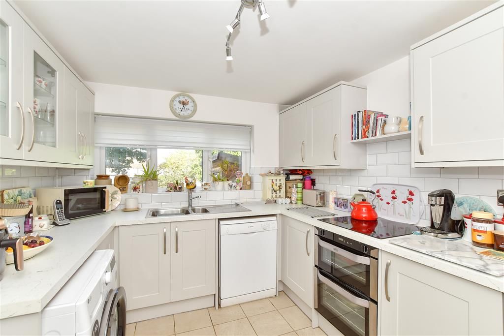 Property photo 3 of 10 Kitchen