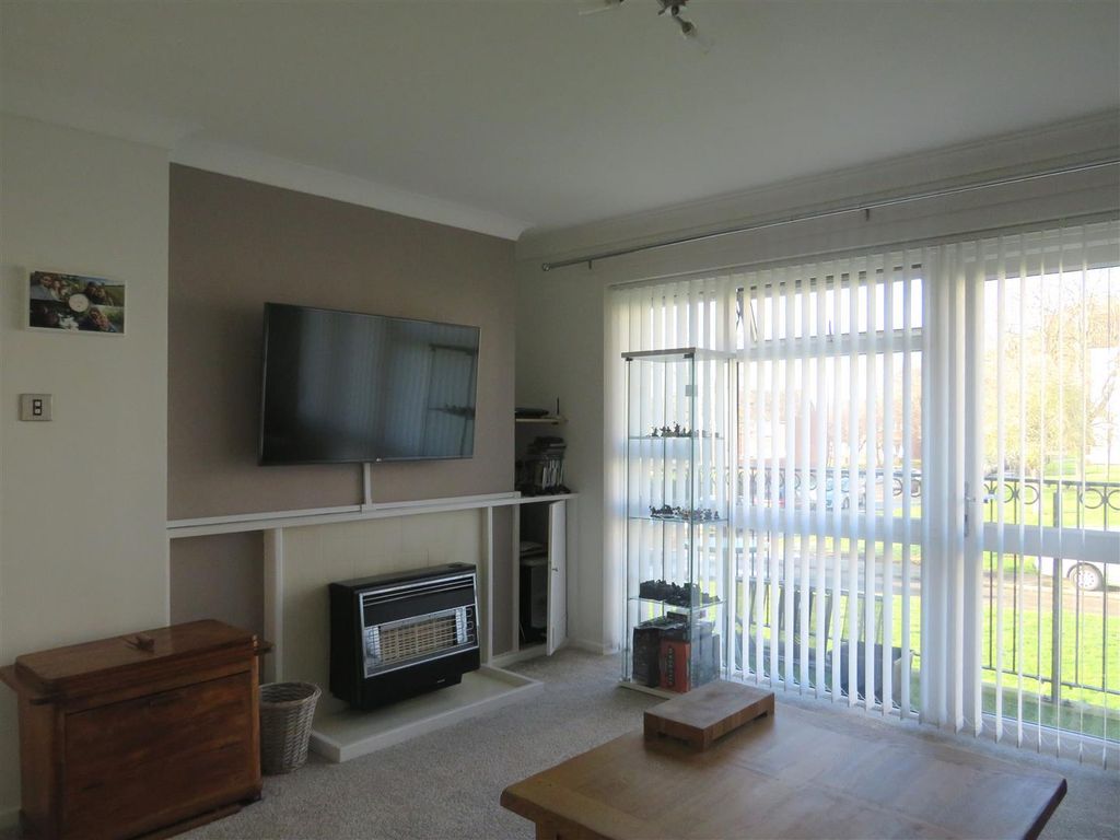 Property photo 3 of 6 Living Room