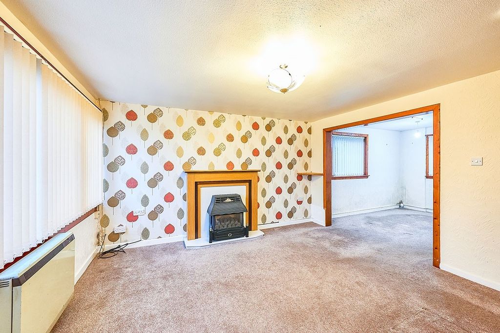 Property photo 3 of 7 Living/Dining Area