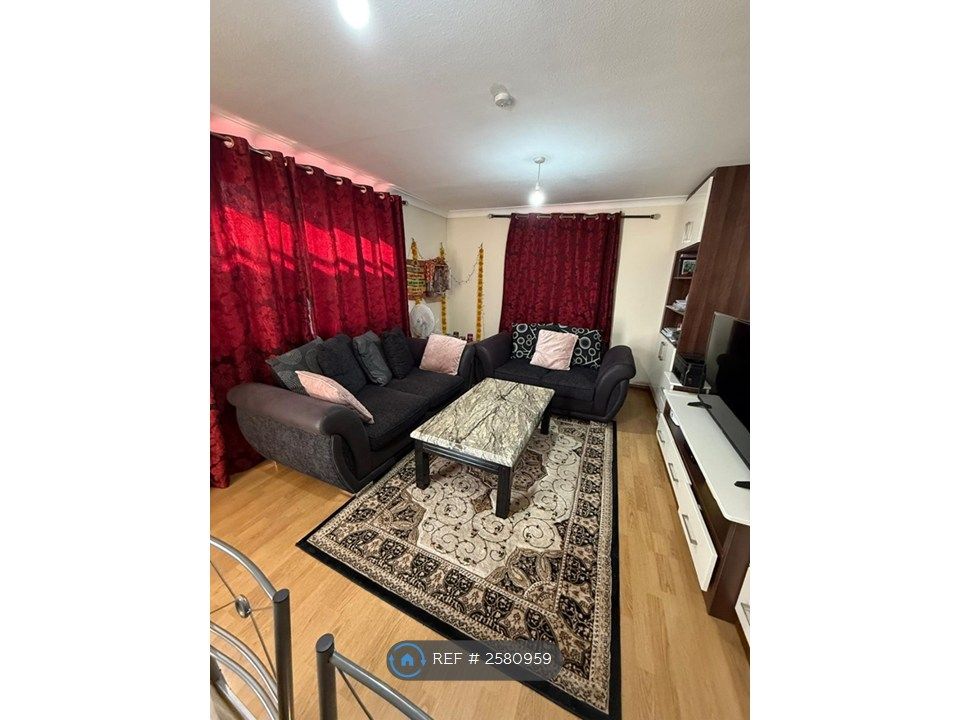 Property photo 3 of 32 Living Room