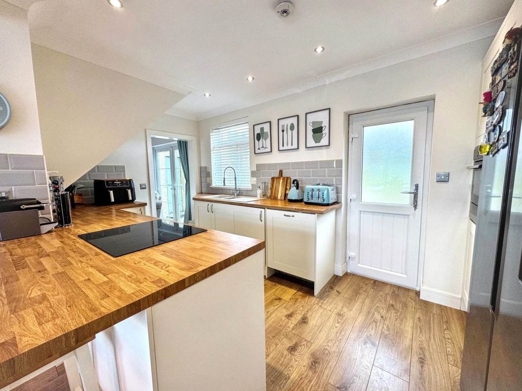 Property photo 2 of 18 Kitchen 2