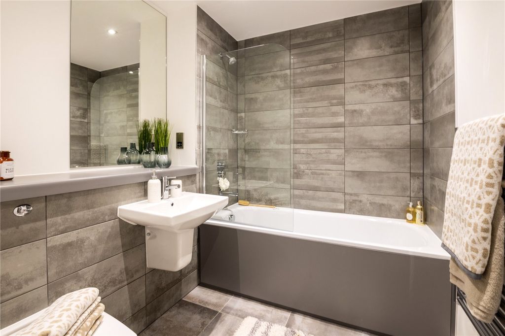 Property photo 2 of 6 Bathroom