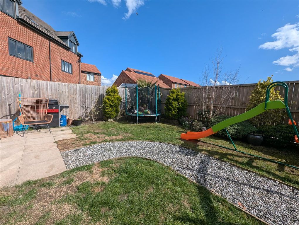 Property photo 2 of 18 Externally