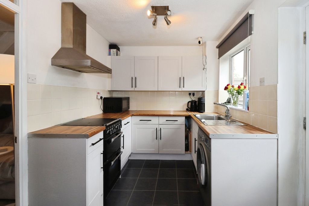 Property photo 1 of 17 Kitchen