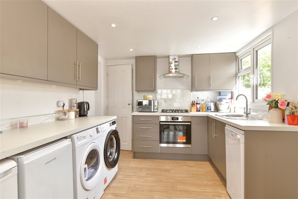 Property photo 3 of 10 Kitchen