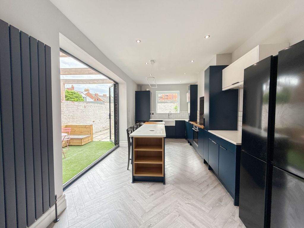 Property photo 2 of 12 Kitchen