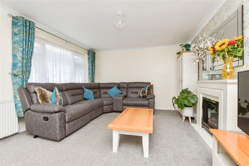 Property photo 2 of 18 Lounge