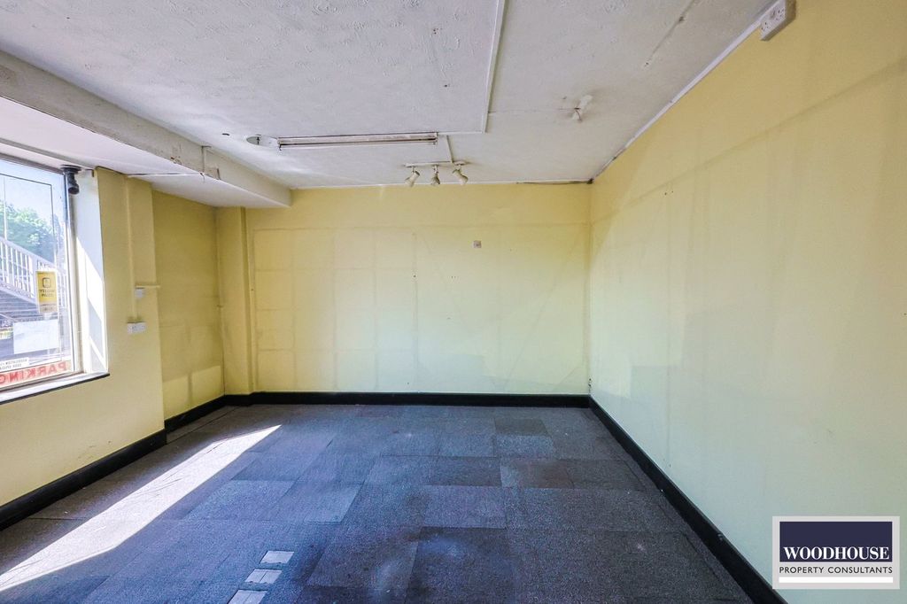 Property photo 3 of 15 Shop